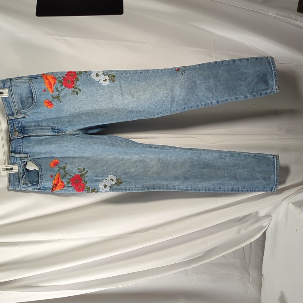 Levis Floral embroidered jeans size 29w 30L